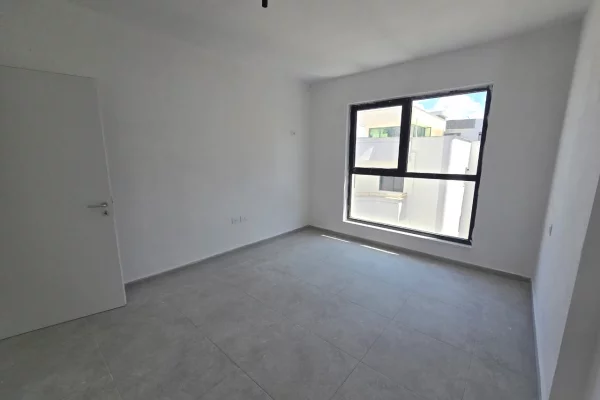 Shtepi ne shitje Apartament ne Durres, 2+1, Mobilimi Bosh, pa mobiluar, Pagesa 111,000  Euro.