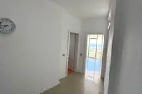 Jepet ambjent me qira per zyra ne qender te Durresit