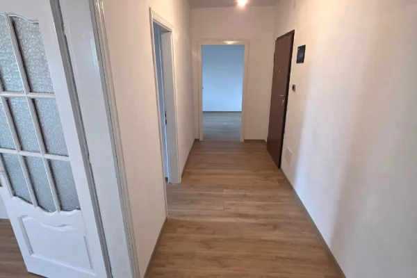Shtepi ne shitje Apartament ne Durres, 2+1, Mobilimi Bosh, pa mobiluar, Pagesa 115,000  Euro.