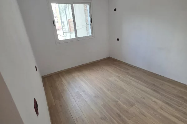 Shtepi ne shitje Apartament ne Durres, 2+1, Mobilimi Bosh, pa mobiluar, Pagesa 115,000  Euro.
