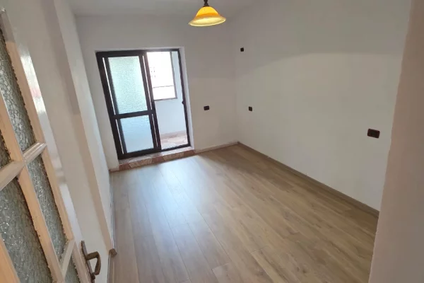 Shtepi ne shitje Apartament ne Durres, 2+1, Mobilimi Bosh, pa mobiluar, Pagesa 115,000  Euro.