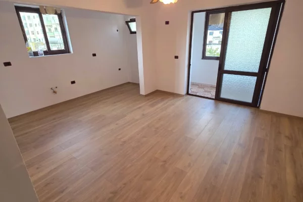 Shtepi ne shitje Apartament ne Durres, 2+1, Mobilimi Bosh, pa mobiluar, Pagesa 115,000  Euro.