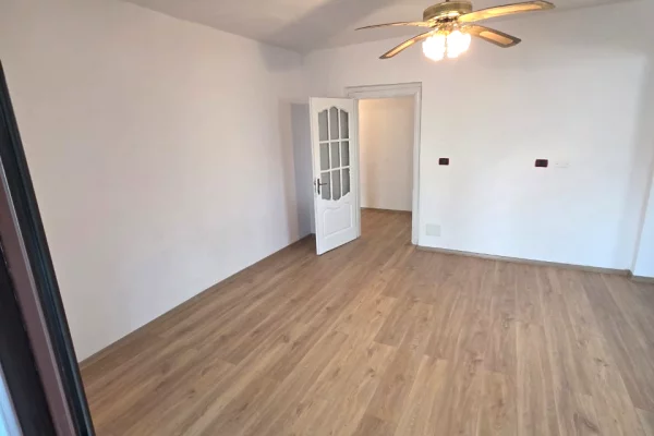 Shtepi ne shitje Apartament ne Durres, 2+1, Mobilimi Bosh, pa mobiluar, Pagesa 115,000  Euro.