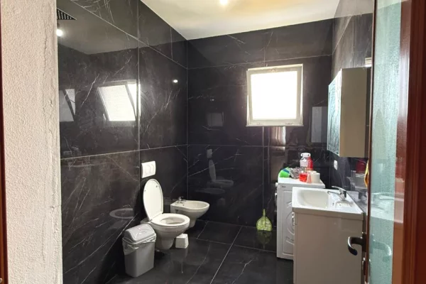 Shtepi me qera Apartament ne Durres, 2+1, Mobilimi E mobiluar, Pagesa 600  Euro.