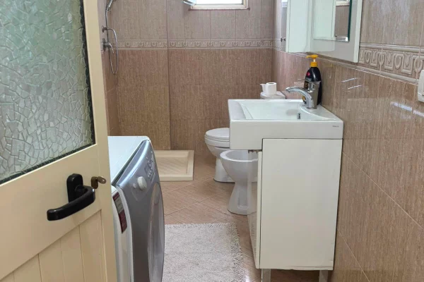 Shtepi me qera Apartament ne Durres, 1+1, Mobilimi E mobiluar, Pagesa 50,000  Leke.