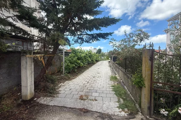 Shtepi ne shitje Shtepi Private ne Durres, 2+1, Mobilimi Pjeserisht e mobiluar, Pagesa 195,000  Euro.