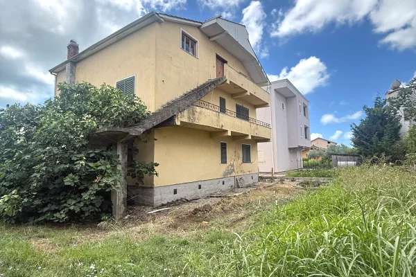 Shtepi ne shitje Shtepi Private ne Durres, 2+1, Mobilimi Pjeserisht e mobiluar, Pagesa 195,000  Euro.
