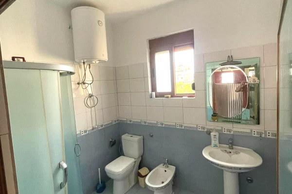 Shtepi me qera Shtepi Private ne Durres, 2+1, Mobilimi E mobiluar, Pagesa 35,000  Leke.