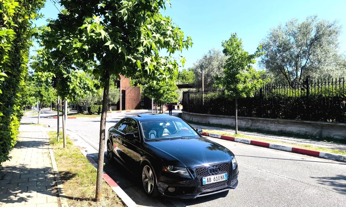 Makina ne shitje ne Tirane, Audi, 2012 Benzine,Kambio Automatik Pagesa 500,000  Leke.