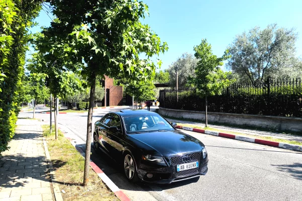 Makina ne shitje ne Tirane - 500,000 Leke