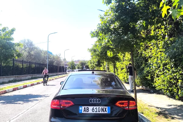 Makina ne shitje ne Tirane, Audi, 2012 Benzine,Kambio Automatik Pagesa 500,000  Leke.