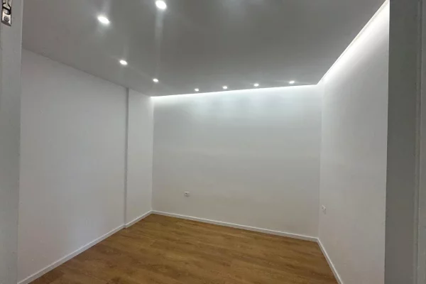 Shitet, Apartament 1+1, Komuna e Parisit, Tirane