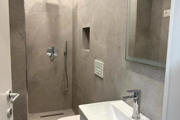 Shitet ,Apartament 1+1, Komuna e Parisit, Tirane