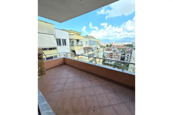 Shtepi ne shitje Apartament ne Tirane, 2+1, Mobilimi E mobiluar, Pagesa 135,000  Euro.