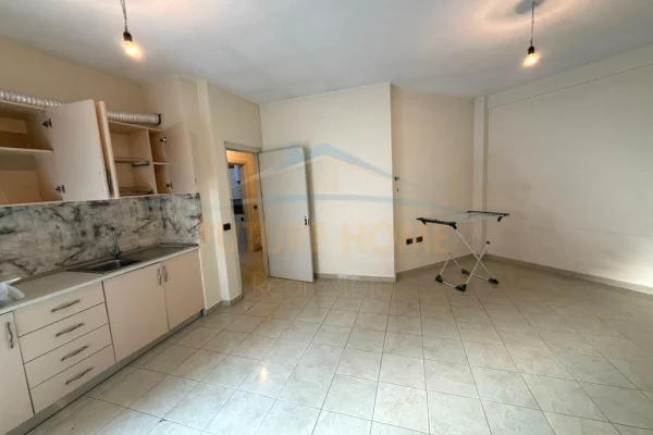 Shtepi ne shitje Apartament ne Tirane, 1+1, Mobilimi Bosh, pa mobiluar, Pagesa 97,000  Euro.