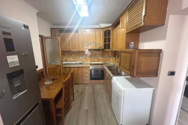 Shtepi ne shitje Apartament ne Tirane, 2+1, Mobilimi E mobiluar, Pagesa 180,000  Euro.