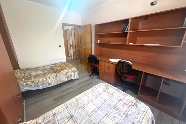 Shtepi ne shitje Apartament ne Tirane, 2+1, Mobilimi E mobiluar, Pagesa 180,000  Euro.