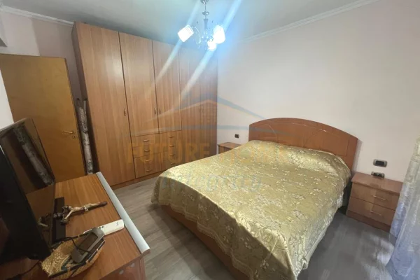 Shtepi ne shitje Apartament ne Tirane, 2+1, Mobilimi E mobiluar, Pagesa 180,000  Euro.