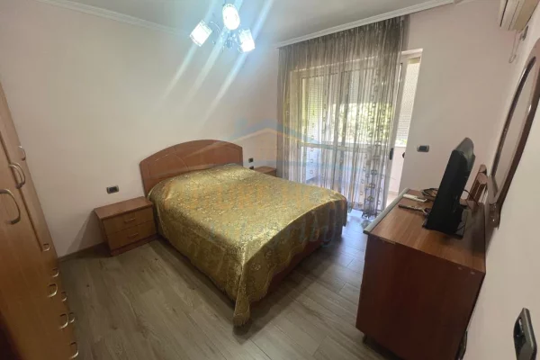 Shtepi ne shitje Apartament ne Tirane, 2+1, Mobilimi E mobiluar, Pagesa 180,000  Euro.