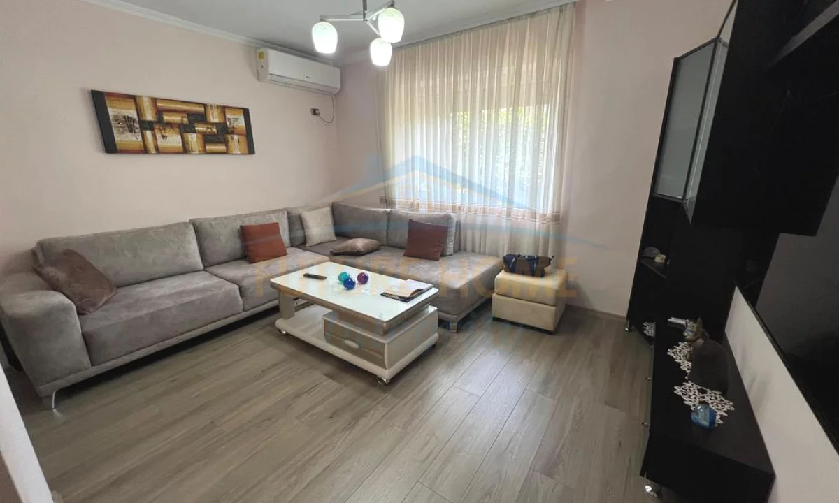 Shtepi ne shitje Apartament ne Tirane, 2+1, Mobilimi E mobiluar, Pagesa 180,000  Euro.