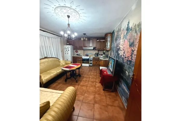 Shtepi ne shitje Apartament ne Tirane, 2+1, Mobilimi E mobiluar, Pagesa 182,000  Euro.