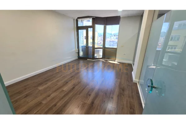 Ambient biznesi me qera 3+1 ne Tirane - 1,500 Euro