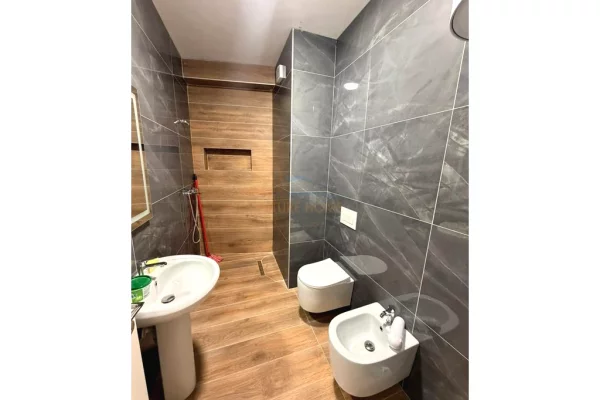 Shtepi ne shitje Apartament ne Tirane, 2+1, Mobilimi E mobiluar, Pagesa 147,000  Euro.