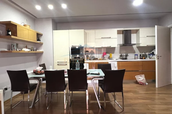 Shtepi ne shitje Apartament ne Tirane, 3+1, Mobilimi E mobiluar, Pagesa 255,240  Euro.