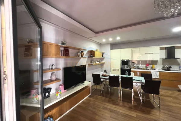 Shtepi ne shitje Apartament ne Tirane, 3+1, Mobilimi E mobiluar, Pagesa 255,240  Euro.