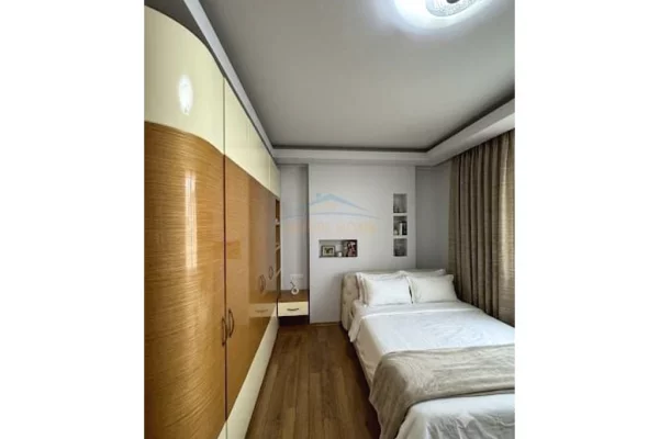 Shtepi ne shitje Apartament ne Tirane, 3+1, Mobilimi E mobiluar, Pagesa 255,240  Euro.