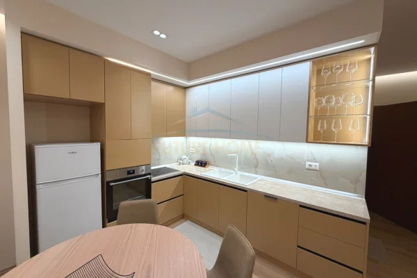 Shtepi me qera Apartament ne Tirane, 2+1, Mobilimi E mobiluar, Pagesa 900  Euro.