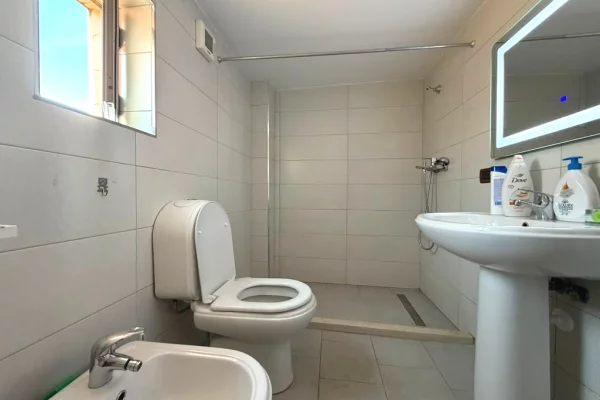 Shtepi me qera Apartament ne Tirane, 2+1, Mobilimi E mobiluar, Pagesa 650  Euro.
