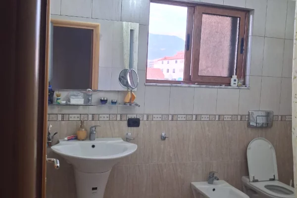 Shtepi me qera Vila Luksoze ne Tirane, 3+1, Mobilimi E mobiluar, Pagesa 80,000  Leke.