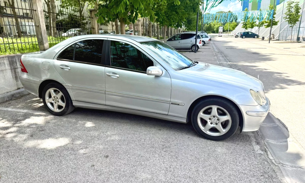 Auto in Vendita a Koriza, Mercedes-Benz, 2002 gasoline-gas,Kambio Manual Pagamento 3,200  Euro.