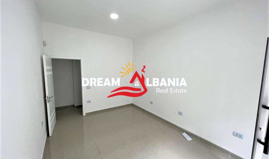 Dyqan ne shitje ne Vasil Shanto prane “Ish Diplomatit” ne Tirane (ID 4171404)