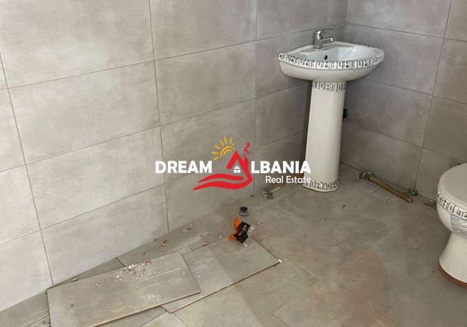 Magazine ne shitje ne autostraden Tirane-Durres (ID 4181065)