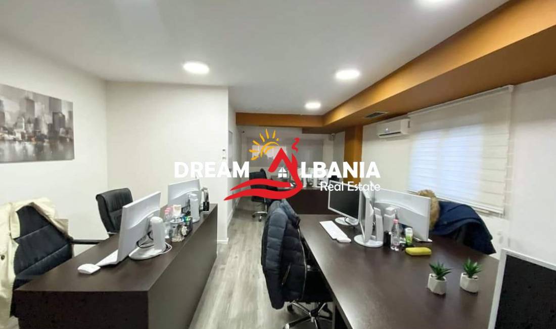 Jepet me qera ambient per zyra ne zonen e Bllokut, prane Petro Nini (ID 4261964)