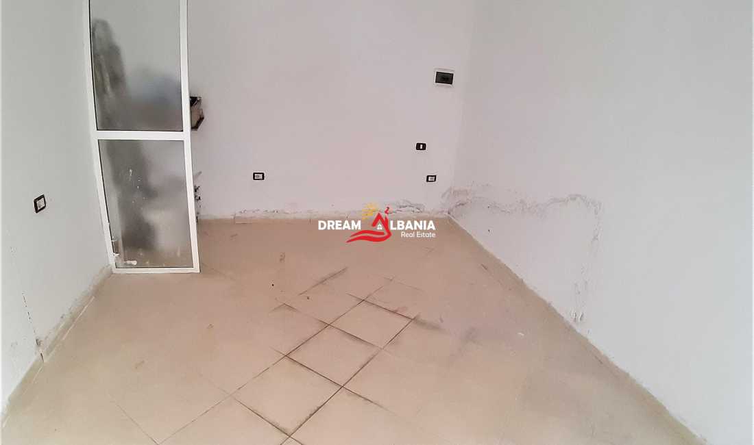 Dyqan per shitje ne rrugen Robert Shvarc prane Komunes se Parisit ne Tirane (ID 4171188)