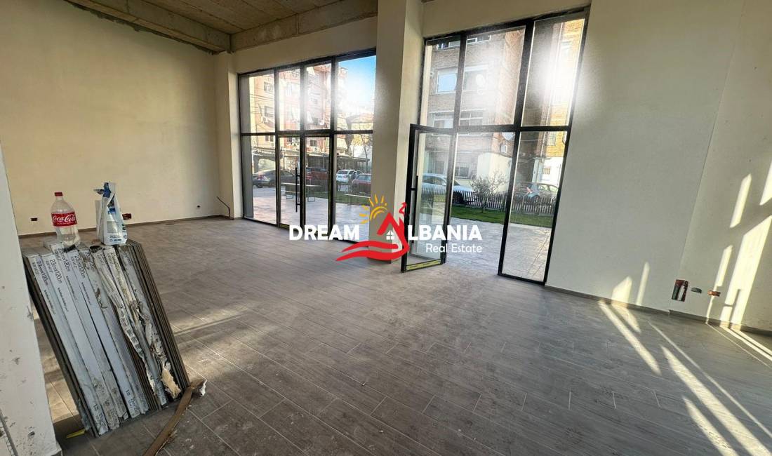 Jepet me qera ambjent biznesi *(2 wc) tek Pazari i Ri, rruga Tefta Tashko Koco (ID 4271929)