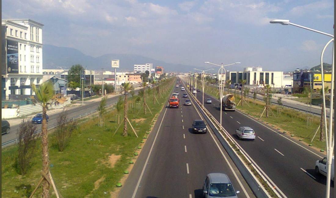 2 Toka ne shitje ne Autostraden Tirane-Durres prane City Park (ID 4191126).