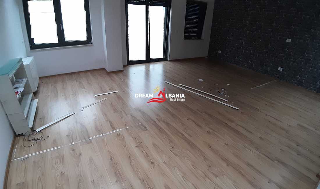 Zyre me qera ne rrugen e Durresit prane sheshit Zogu i zi ne Tirane (ID 4261493)