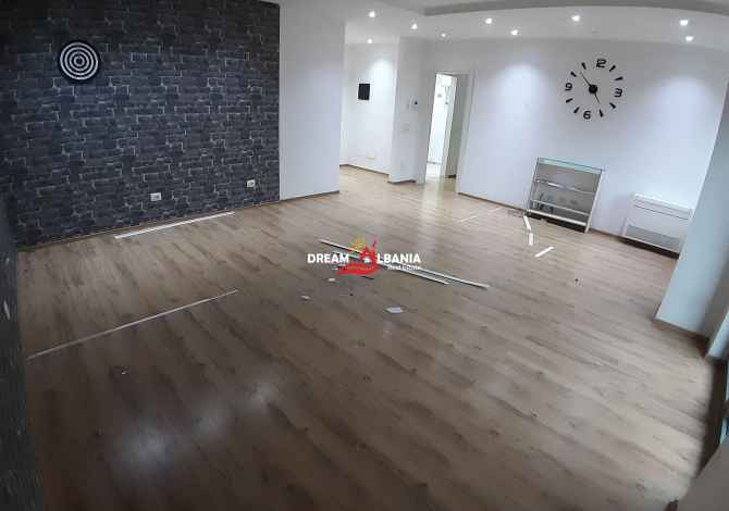 Zyre me qera ne rrugen e Durresit prane sheshit Zogu i zi ne Tirane (ID 4261493)