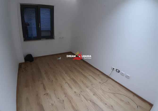 Zyre me qera ne rrugen e Durresit prane sheshit Zogu i zi ne Tirane (ID 4261493)