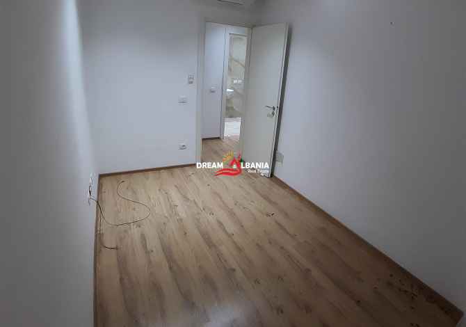 Zyre me qera ne rrugen e Durresit prane sheshit Zogu i zi ne Tirane (ID 4261493)