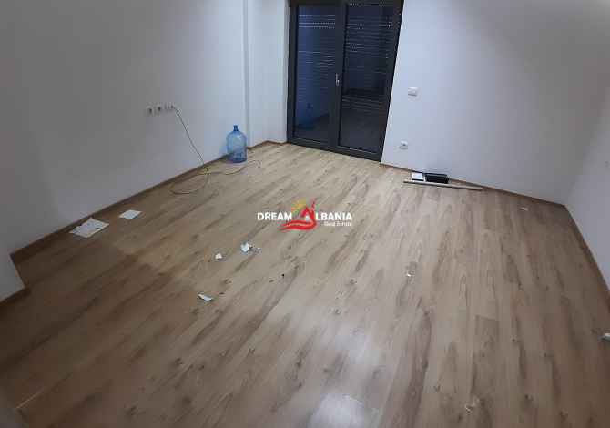 Zyre me qera ne rrugen e Durresit prane sheshit Zogu i zi ne Tirane (ID 4261493)