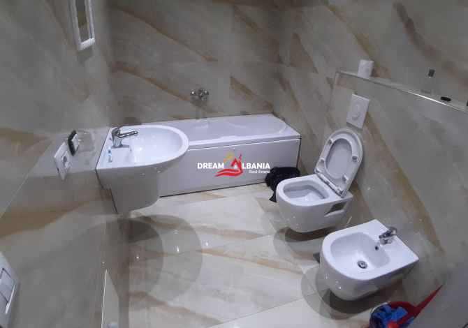 Zyre me qera ne rrugen e Durresit prane sheshit Zogu i zi ne Tirane (ID 4261493)