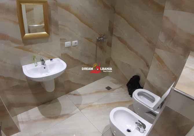 Zyre me qera ne rrugen e Durresit prane sheshit Zogu i zi ne Tirane (ID 4261493)