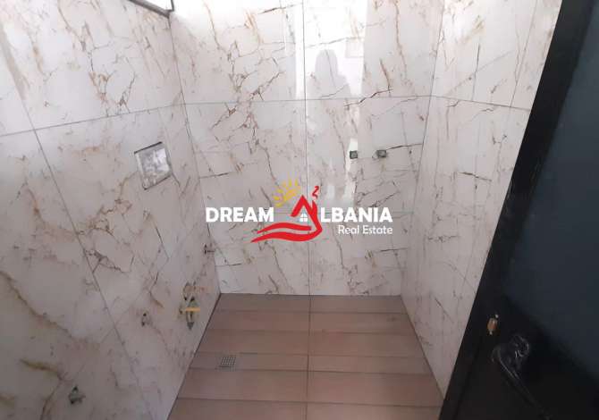 Ambiente Commerciale in Affitto 4+1 a Tirana - 1,980 Euro