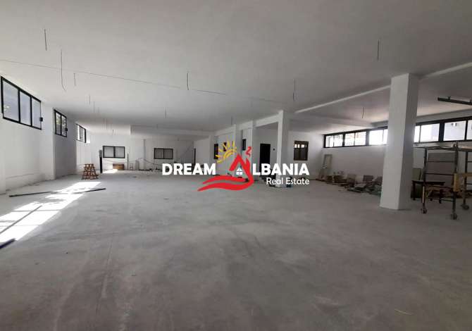 Ambiente Commerciale in Affitto 4+1 a Tirana - 1,980 Euro