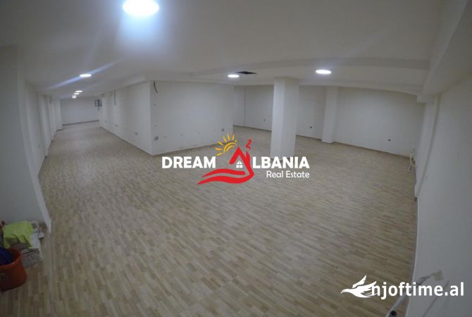 Ambiente Commerciale in Affitto 4+1 a Tirana - 1,000 Euro